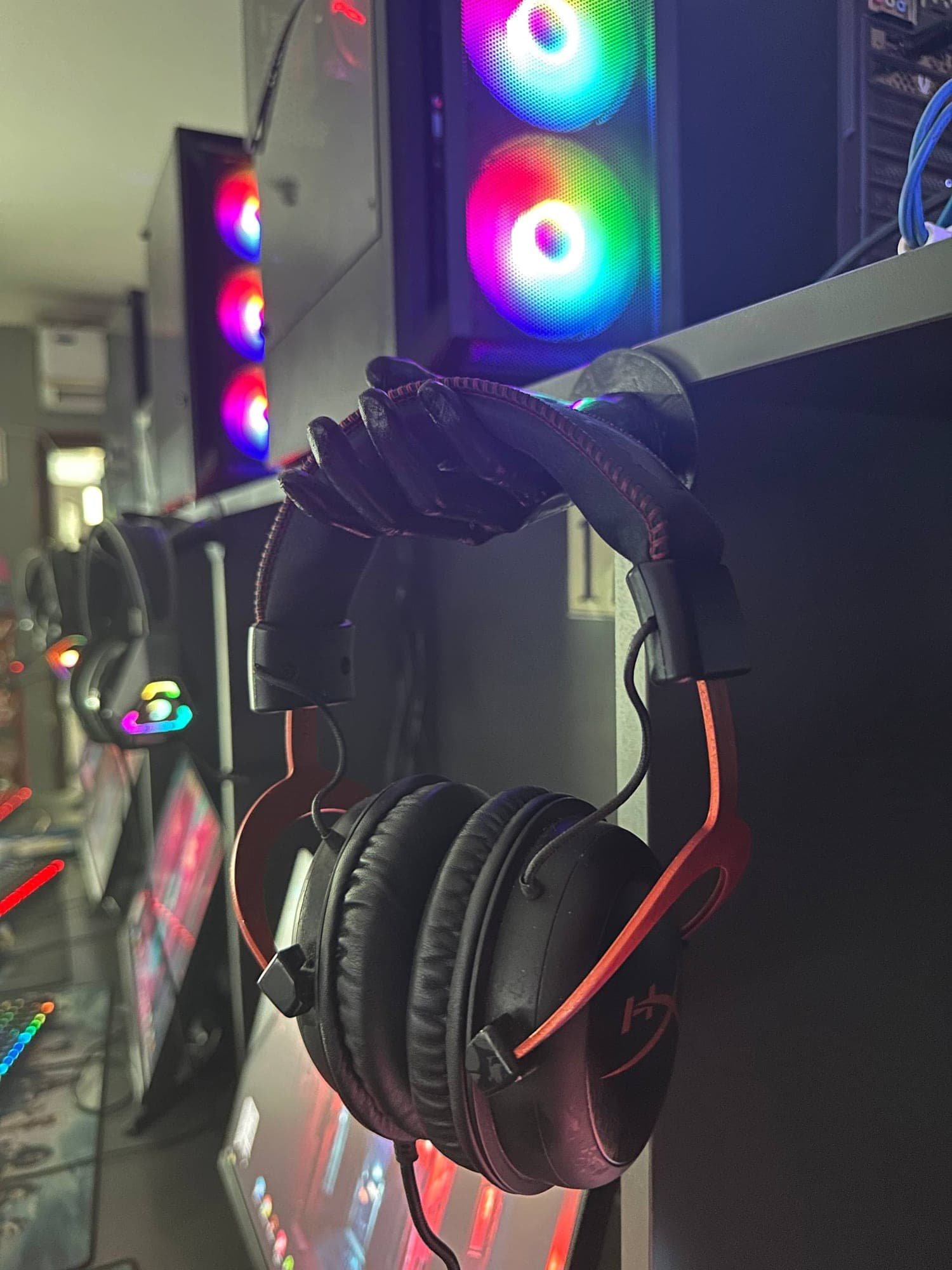 Stansiyada asılmış HyperX gaming qulaqlığı
