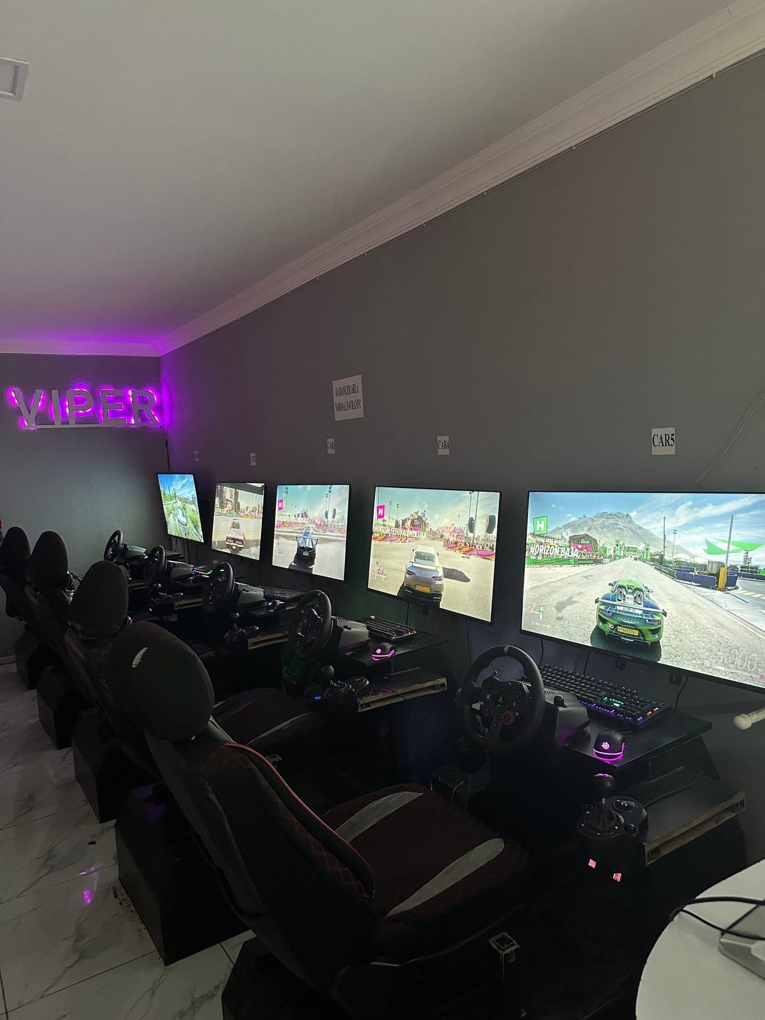 Rollar zonası — direksiyon, pedal və oturacaqlı yarış simulyatorları
